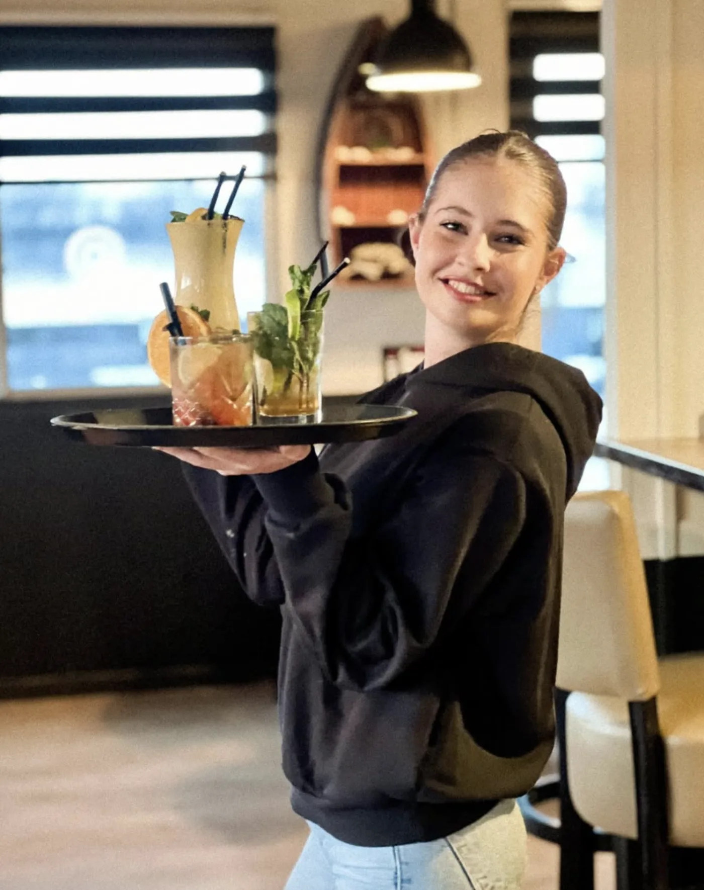 Eetcafé @ the Beach, bediening met cocktails